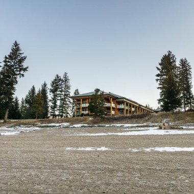 Squilax, Kanada - 17 Mart 2019: Little Shuswap Gölü üzerinde British Columbia'da ağaçlarla modern ahşap otel.