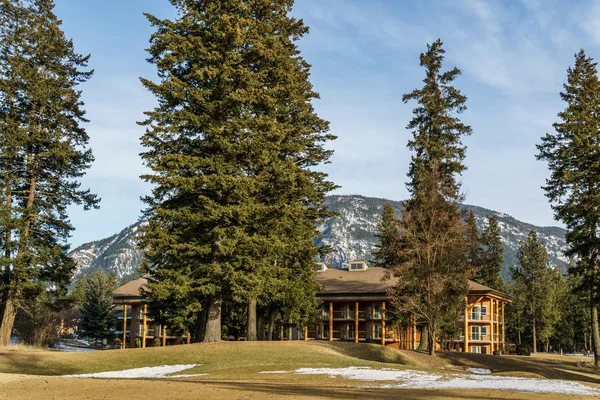 Squilax, Kanada-16 mars 2019: modernt trä hotell med träd i British Columbia på Little shuswap Lake. — Stockfoto