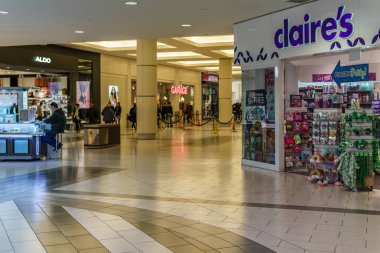 Burnaby, Kanada - 10 Mart 2019: Metrotown alışveriş merkezinde Metropolis'in iç görünümü.