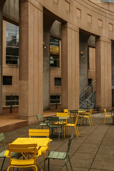 カナダ、バンクーバー - 2018年10月5日:コンクリート柱アームチェアと金属製テーブルを備えた中央図書館の休憩ゾーン. — ストック写真
