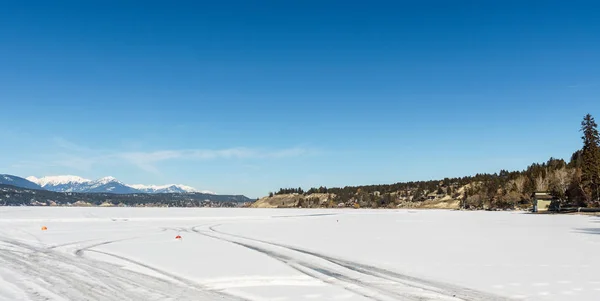 Windermere-mars 18, 2019: tidig sort fjädrar landskap av fryst Lake regionalt område av östliga Kootenay Kanada. — Stockfoto