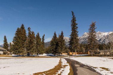 Fairmont Kaplıcaları, Kanada - 18 Mart 2019: British Columbia kayalık dağlarında yer alan küçük kasabada bahar.