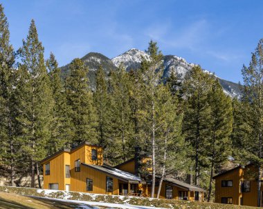 Fairmont Hot Springs, Kanada - 18 Mart 2019: kayalık dağlarda yer alan küçük kasabada tatil villaları.