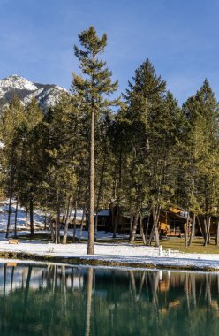 Fairmont Hot Springs, Kanada - 18 Mart 2019: kayalık dağlarda yer alan küçük kasabada tatil villaları.