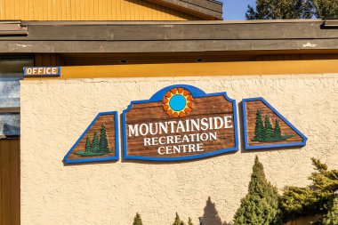 Fairmont Hot Springs, Kanada - 18 Mart 2019: Kayalık dağlarda yer alan küçük bir kasabada dağ lık rekreasyon merkezi.