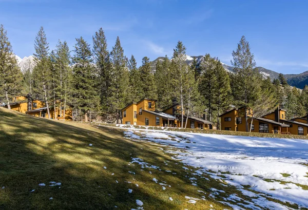 FAIRMONT HOT SPRINGS, CANADÁ - 18 DE MARZO DE 2019: villas de vacaciones en una pequeña ciudad situada en montañas rocosas . — Foto de Stock