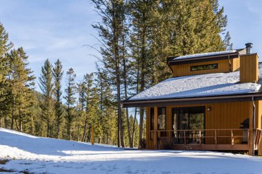 Fairmont Hot Springs, Kanada - 18 Mart 2019: kayalık dağlarda yer alan küçük kasabada tatil villaları.