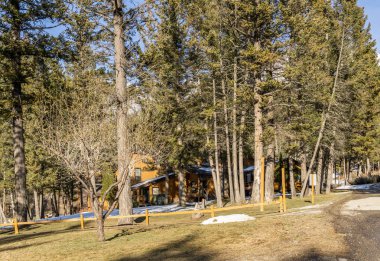 Fairmont Hot Springs, Kanada - 18 Mart 2019: kayalık dağlarda yer alan küçük kasabada tatil villaları.