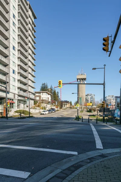 BURNABY, CANADÁ - 17 DE NOVIEMBRE DE 2019: edificios de apartamentos y vistas a la calle en el soleado día de otoño en la Columbia Británica . — Foto de Stock