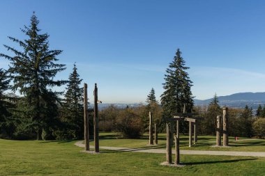 Burnaby, Kanada - 17 Kasım 2018: Güneşli sonbahar gününde Burnaby Mountain park.