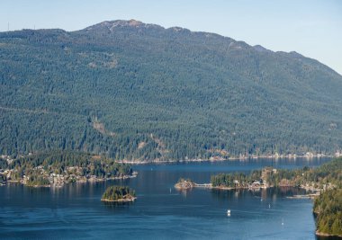 Burnaby, Kanada - 17 Kasım 2018: Burnaby Mountain parkından Seymour dağına bakış.