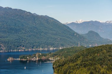 Burnaby, Kanada - 17 Kasım 2018: Burnaby Mountain parkından Seymour dağına bakış.