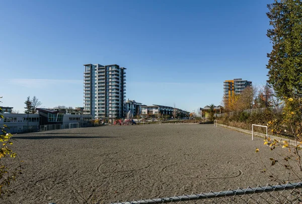 BURNABY, CANADÁ - 17 DE NOVIEMBRE DE 2019: edificios de apartamentos y vistas a la calle en el soleado día de otoño en la Columbia Británica . — Foto de Stock