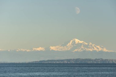 Mount Baker Ay ile bir sonbahar gününde Kanada'dan Washington eyaletinde görünümü.