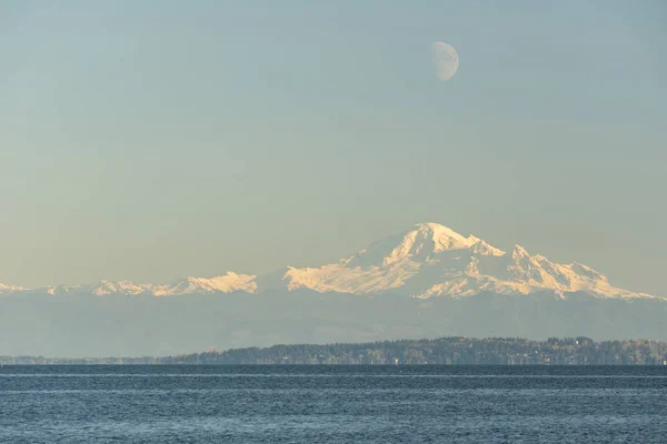 Mount Baker en Washington vista desde Canadá en un día de otoño con luna . — Foto de Stock