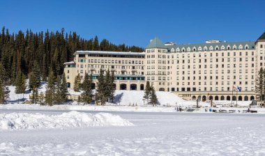 Lake Louise, Kanada - 20 Mart 2019: donmuş göllü ünlü Fairmont Chateau Lake Louise Hotel