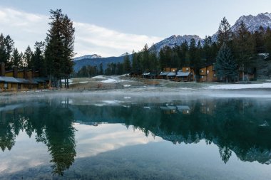 Fairmont Hot Springs, Kanada - 19 Mart 2019: kayalık dağlarda yer alan küçük kasabada tatil villaları.