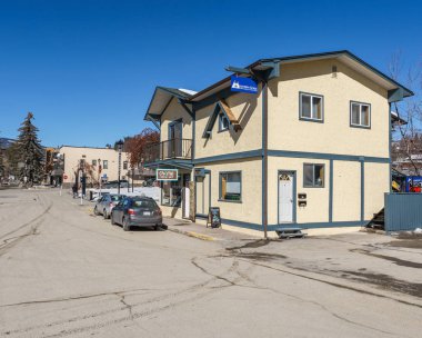 Kimberley, Kanada - 19 Mart 2019: British Columbia'nın küçük kasabasında sokak manzarası ve mağaza önü.