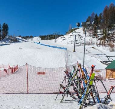 Kimberley, Kanada - 19 Mart 2019: güneşli bahar gününde Alpler Tatil Beldesi'nde kayak pisti.