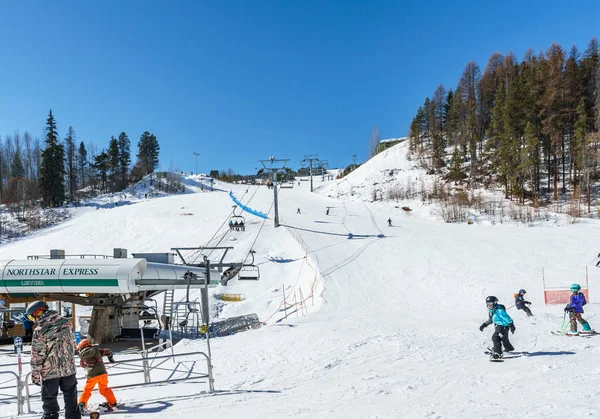 加拿大金伯利 - 2019年3月19日：在阳光明媚的春日高山度假村滑雪道. — 图库照片