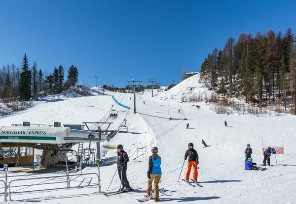 KIMBERLEY, CANADÁ - 19 DE MARZO DE 2019: pista de esquí en la estación alpina en el soleado día de primavera . — Foto de Stock