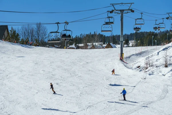 Kimberley, Kanada-19. březen 2019: lyžařská dráha v alpském letovisku za slunečného dne. — Stock fotografie