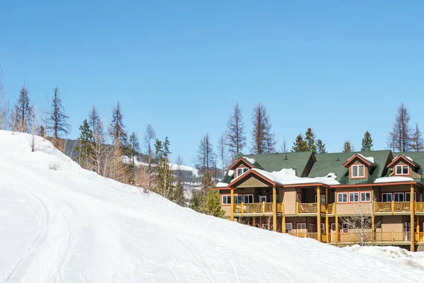 Kimberley, Kanada - 19 Mart 2019: güneşli bahar gününde Alpler Tatil Beldesi'nde kayak pisti.