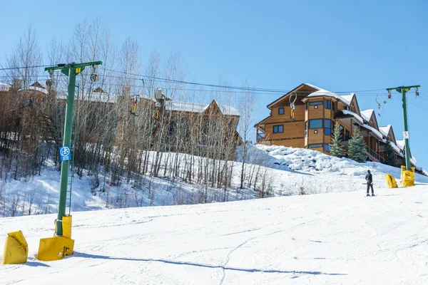 加拿大金伯利 - 2019年3月19日：在阳光明媚的春日高山度假村滑雪道. — 图库照片