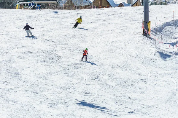 Kimberley, Kanada-19. březen 2019: lyžařská dráha v alpském letovisku za slunečného dne. — Stock fotografie