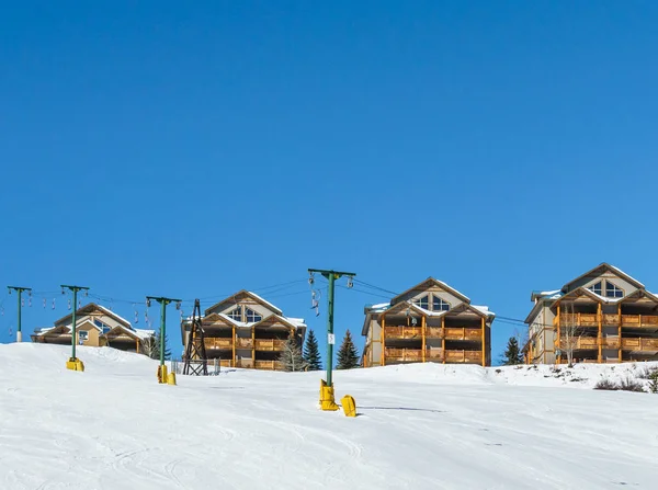KIMBERLEY, CANADÁ - 19 DE MARZO DE 2019: pista de esquí en la estación alpina en el soleado día de primavera . — Foto de Stock