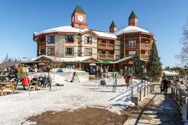 Кімберлі, Канада-19 березня 2019: Гірськолижне будівництво гірськолижного курорту з харчовому кортом. — стокове фото