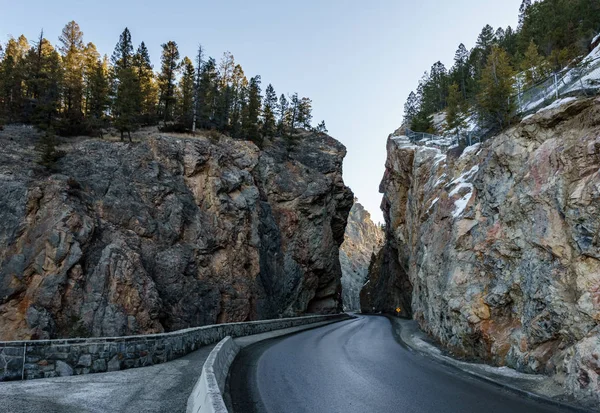 karayolu Radium Hot Springs Kanada yakınlarındaki Rocky Dağları Sinclair Kanyon geçmek.