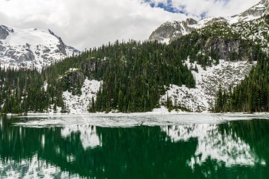 British Columbia Canada'da dağ joffre lakları ile pastoral bahar manzarası.