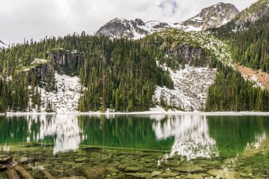 British Columbia Canada'da dağ joffre lakları ile pastoral bahar manzarası.
