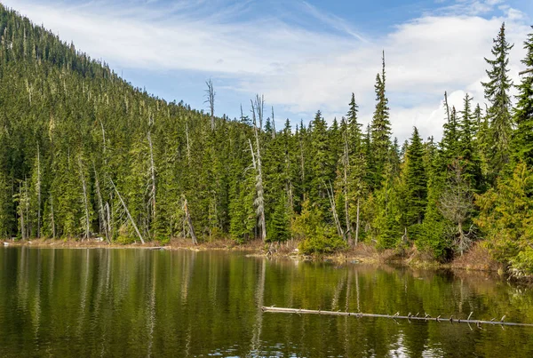 Paisagem de primavera idílica com lagos de joffre de montanha na colômbia britânica canadá . — Fotografia de Stock