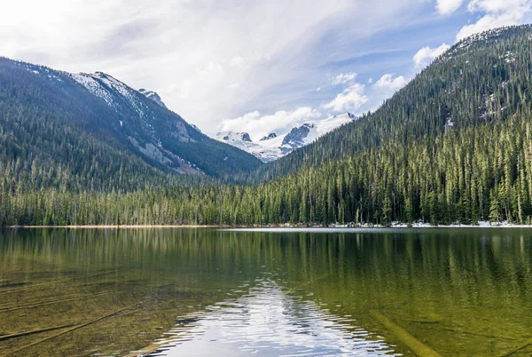 Paisaje idílico de primavera con lagos de joffre de montaña en Columbia Británica Canadá . — Foto de Stock