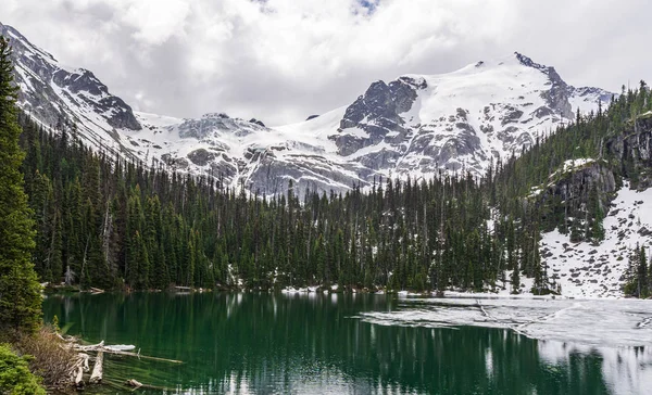 Paisaje idílico de primavera con lagos de joffre de montaña en Columbia Británica Canadá . — Foto de Stock