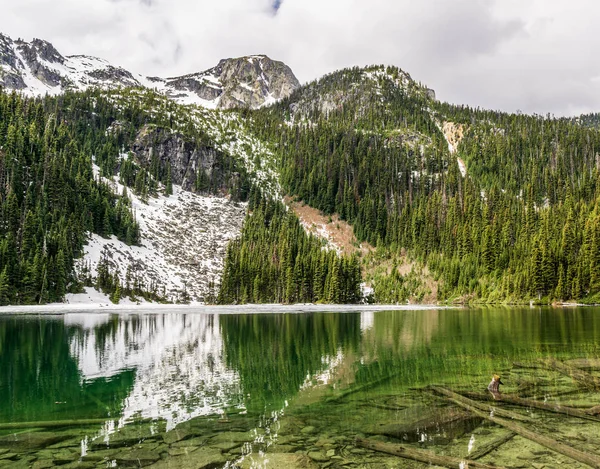 Paisaje idílico de primavera con lagos de joffre de montaña en Columbia Británica Canadá . — Foto de Stock