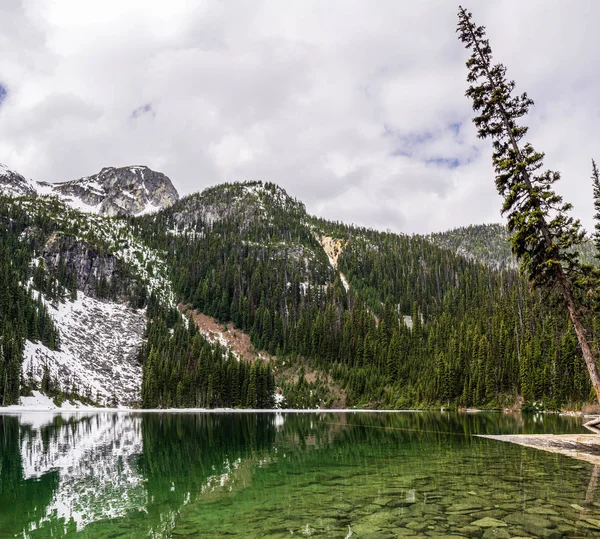 Paisaje idílico de primavera con lagos de joffre de montaña en Columbia Británica Canadá . — Foto de Stock