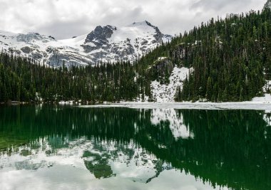 British Columbia Canada'da dağ joffre lakları ile pastoral bahar manzarası.