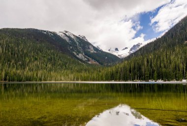 British Columbia Canada'da dağ joffre lakları ile pastoral bahar manzarası.