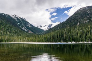 British Columbia Canada'da dağ joffre lakları ile pastoral bahar manzarası.