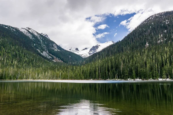 British Columbia Canada'da dağ joffre lakları ile pastoral bahar manzarası.