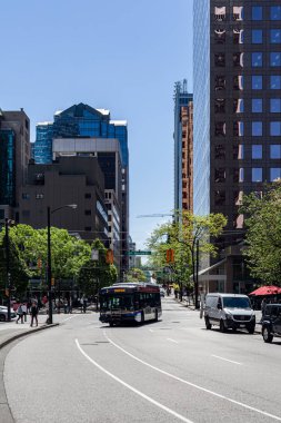 Vancouver, Kanada - 22 Mayıs 2019: Büyük şehirde modern ofis binasının şehir merkezindeki şehir manzarası caddesi.