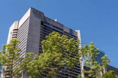 Vancouver, Kanada - 22 Mayıs 2019: Büyük şehirde modern ofis binasının şehir merkezindeki şehir manzarası caddesi.