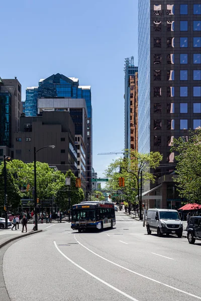 VANCOUVER, CANADÁ - 22 DE MAYO DE 2019: calle del centro de la ciudad del moderno edificio de oficinas en la gran ciudad . —  Fotos de Stock