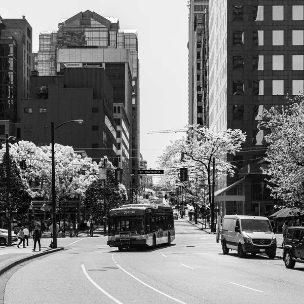 VANCOUVER, CANADA - 22 MAI 2019 : rue du paysage urbain du centre-ville d'un immeuble de bureaux moderne dans une grande ville . — Photo