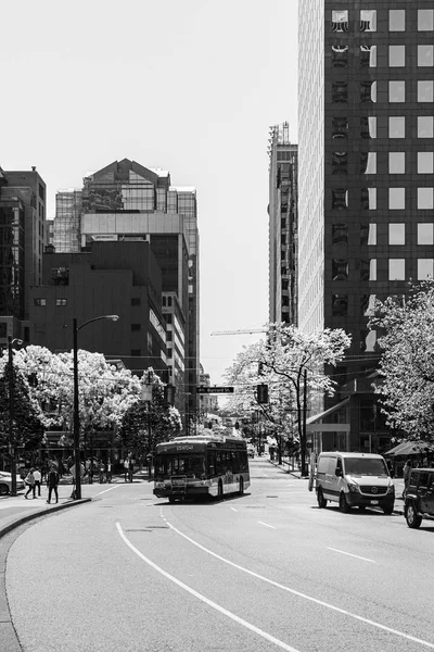 VANCOUVER, CANADA - 22 MAI 2019 : rue du paysage urbain du centre-ville d'un immeuble de bureaux moderne dans une grande ville . — Photo