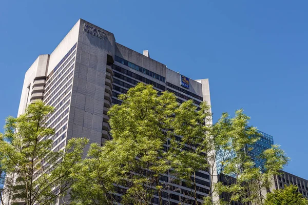 Vancouver, Kanada - 22 Mayıs 2019: Büyük şehirde modern ofis binasının şehir merkezindeki şehir manzarası caddesi.