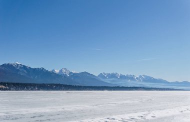 Invermere, Kanada - 21 Mart 2019: Windermere Gölü'nde ilkbahar ın erken saatlerinde ki şehir.